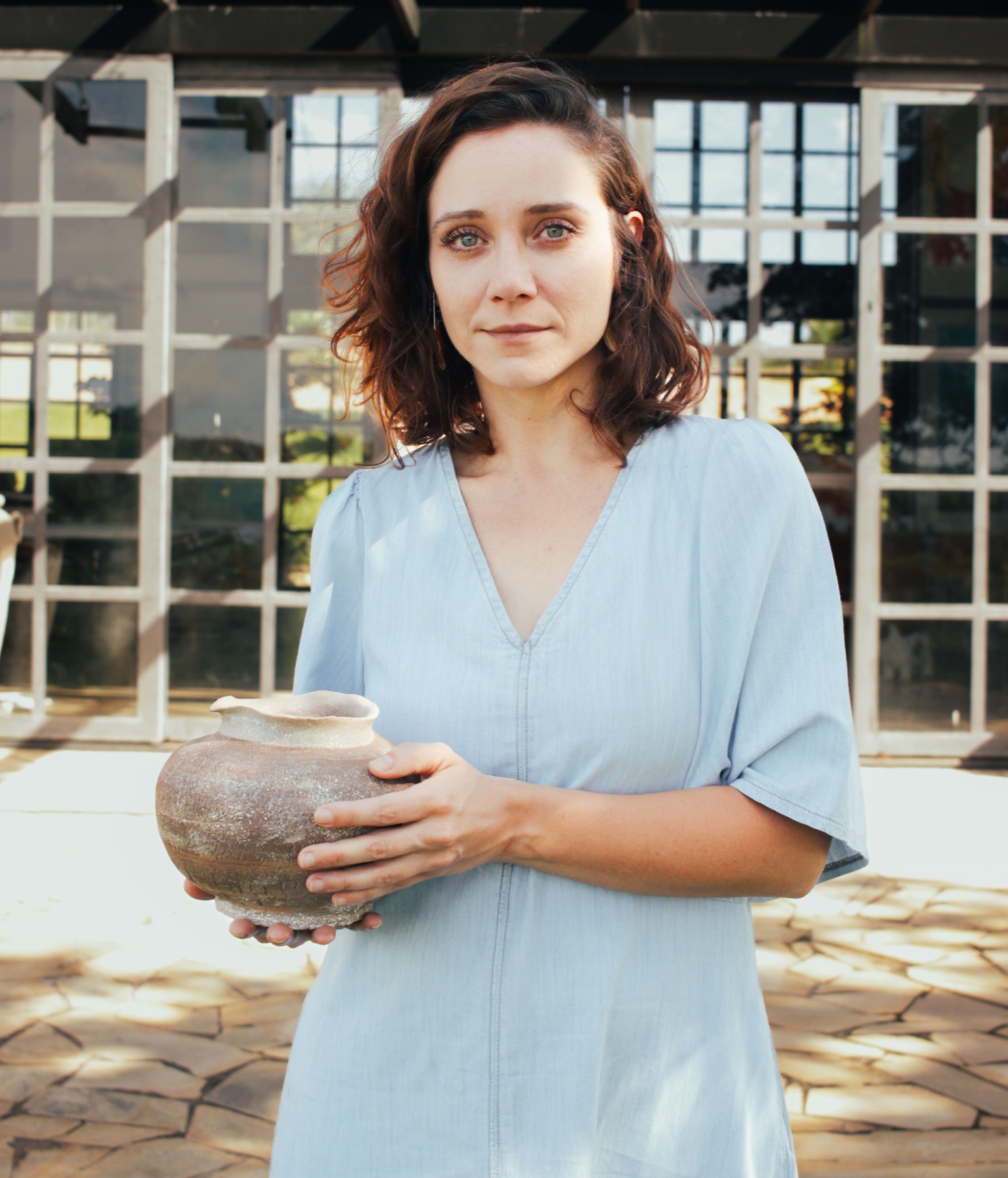 Amanda Maciel con una pieza de cerámica