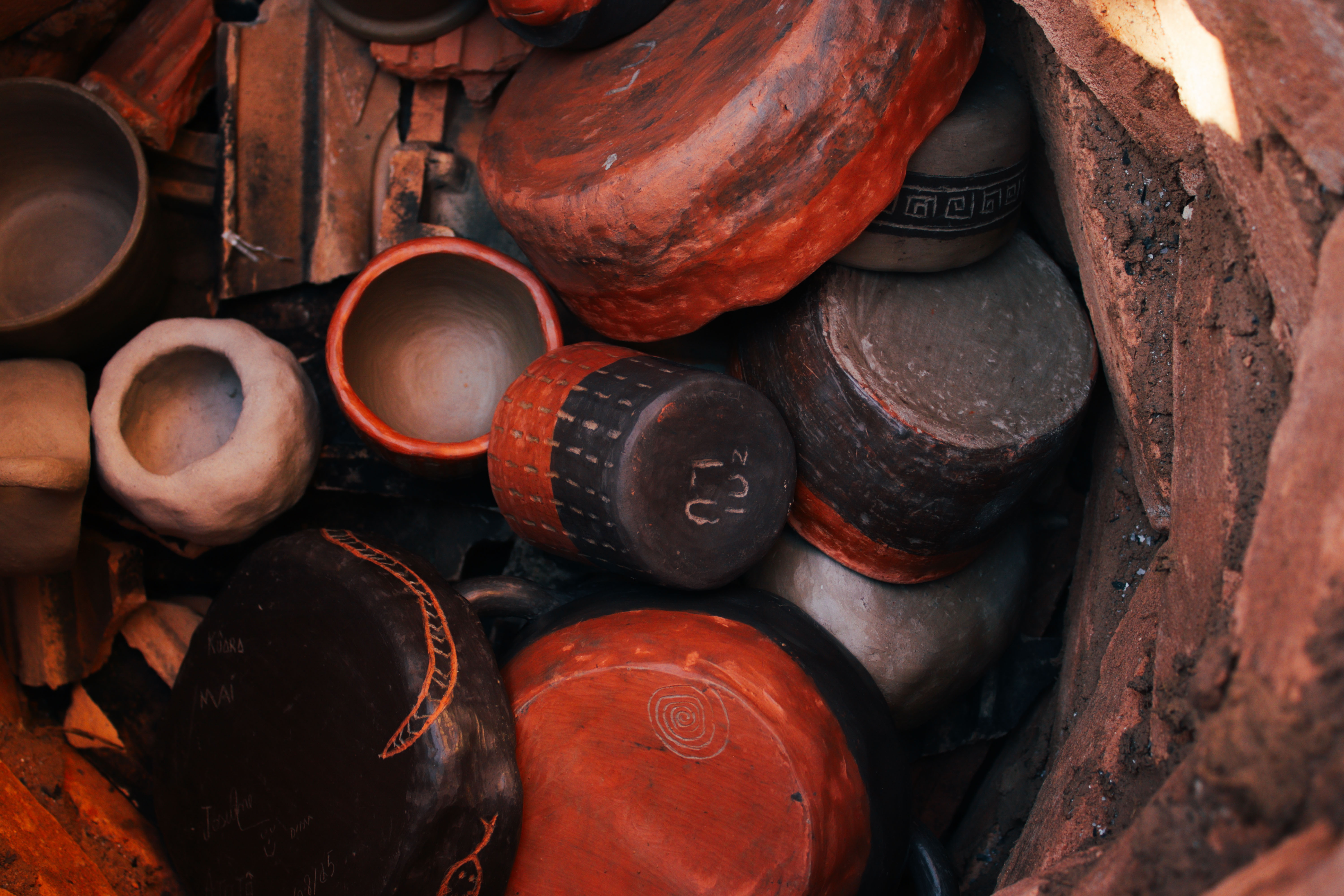 Piezas de cerámica artesanal reunidas dentro de un horno